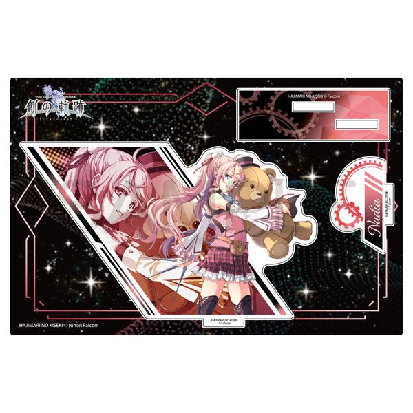 [預訂] 創之軌跡 Cut-in 立牌，娜狄雅擁抱泰迪熊的設計。