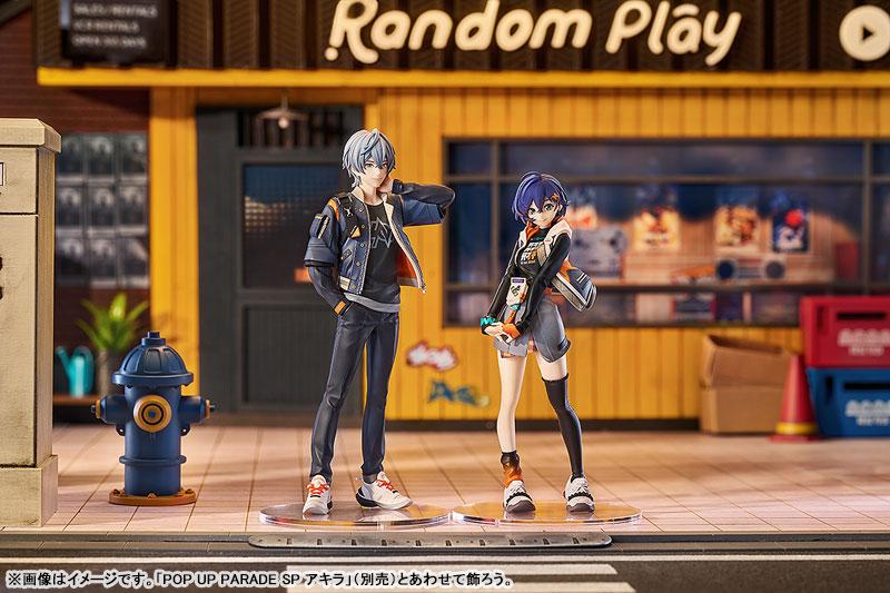 POP UP PARADE SP 絕區零 鈴 完成品模型，站在街景模型前。