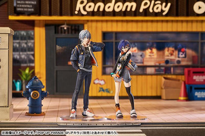 POP UP PARADE SP 絕區零 鈴 完成品模型，站在街景模型前。