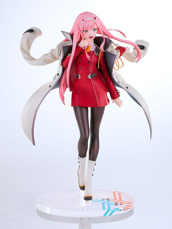 《DARLING in the FRANXX》零二 1/7 比例完成品模型，紅色制服搭配白色外套，人物站姿。