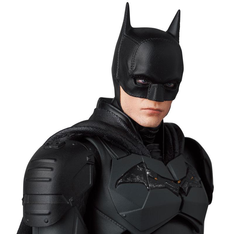 [預訂] MAFEX THE BATMAN 半身像，黑色戰衣細節特寫。