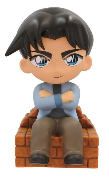 [預訂] 名偵探柯南 Sofubi Time系列 服部平次 存錢箱，雙臂交叉坐在磚牆上。