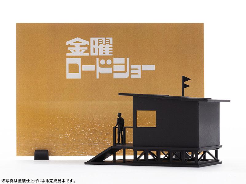[預訂] 金曜Roadshow模型：黑色建築模型，背景為金色金曜Roadshow標誌。