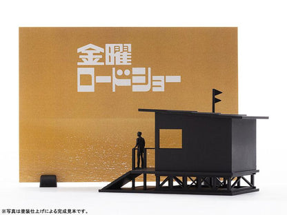 [預訂] 金曜Roadshow模型：黑色建築模型，背景為金色金曜Roadshow標誌。