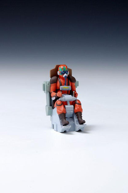 [預訂] 裝甲騎兵波德姆茲 Rabidly Dog 1/35 模型：駕駛員坐於駕駛艙，身穿橙色制服。