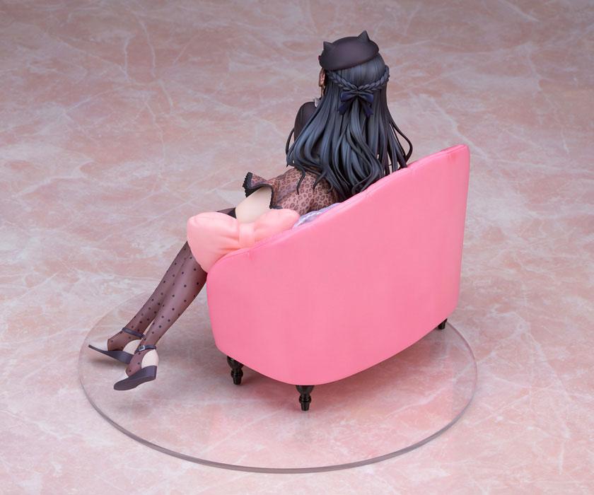 [預訂] 偶像大師 閃耀色彩 黛冬優子 私♡下♡密♡談Ver. 1/8 完成品模型，背向鏡頭坐在粉色沙發上。