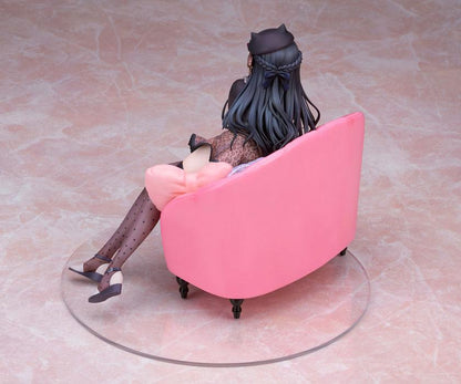 [預訂] 偶像大師 閃耀色彩 黛冬優子 私♡下♡密♡談Ver. 1/8 完成品模型，背向鏡頭坐在粉色沙發上。