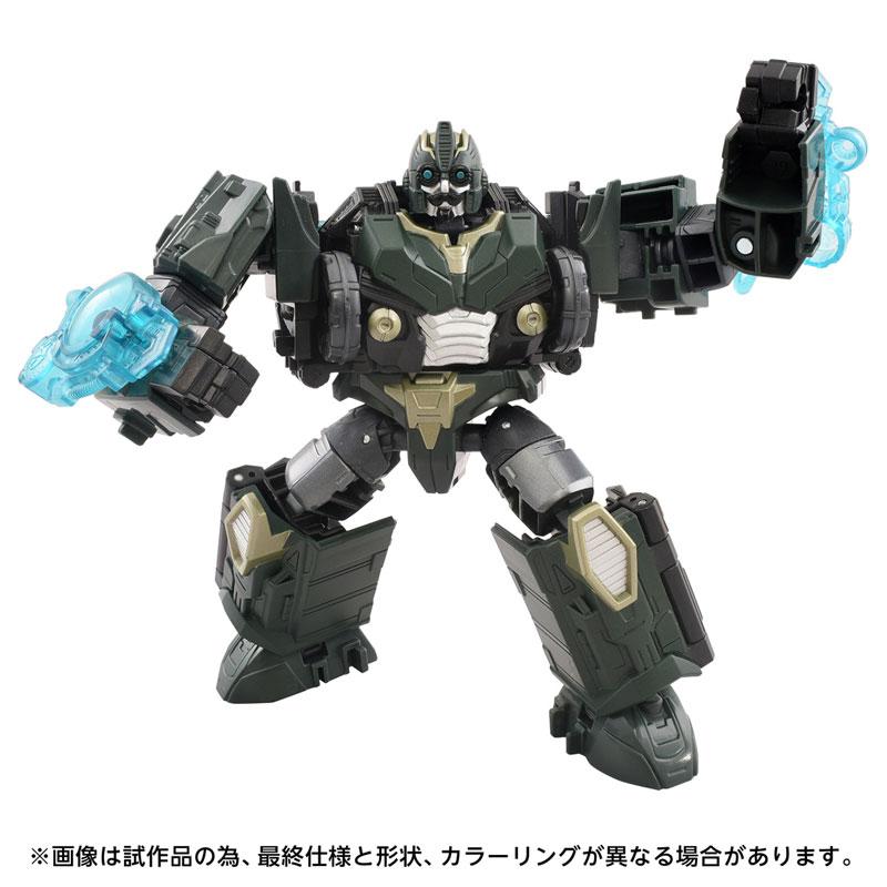 [預訂] 變形金剛 AOTP-11 煉金至尊，綠色機甲人形玩具，手持透明藍色能量配件。