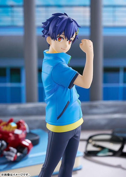 麻中蓬 L size 完成品模型：藍色外套、黑色褲子，握拳站立的姿勢。