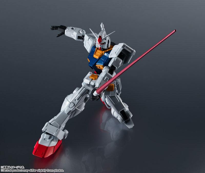 GUNDAM UNIVERSE RX-78-2 鋼彈 Renewal 模型，持光束軍刀動態姿勢