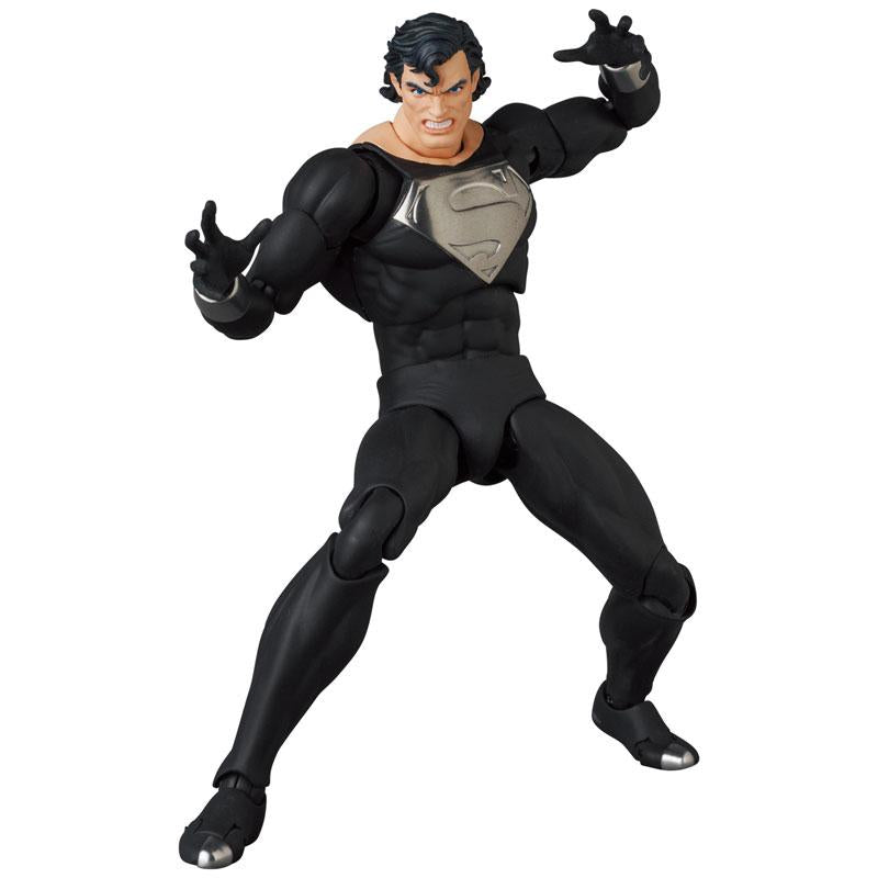 MAFEX SUPERMAN(RETURN OF SUPERMAN)可動人偶，黑色戰衣造型，擺出戰鬥姿勢。