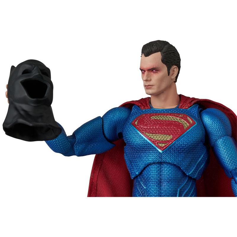 MAFEX 查克史奈德正義聯盟版夢魘超人公仔，手持蝙蝠面罩。