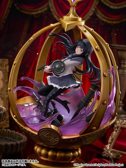 [預訂] 曉美焰 1/7 完成品模型：手持槍盾，站立於金色框架及武器底座上。