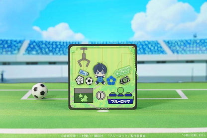 [預訂] HUGGY系列 夾娃娃機風鑰匙圈：藍色監獄 潔世一，背景為足球場。