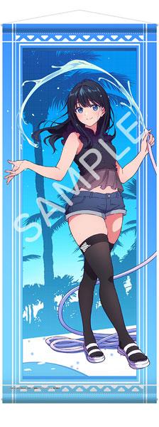 [預訂] 劇場版『GRIDMAN Universe』寶多六花夏日Ver.幾乎等身大掛布，身穿夏裝，背景為海灘。