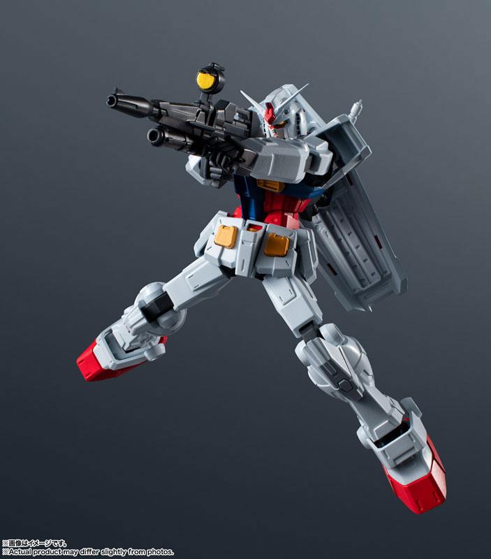 GUNDAM UNIVERSE RX-78-2 鋼彈模型，持步槍飛躍姿勢。