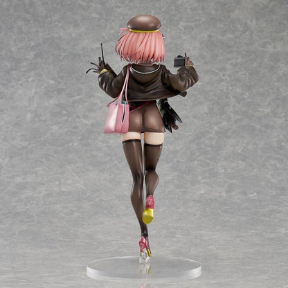 [預訂] 『少女前線雲圖計劃』薇洛兒 完成品模型，後視圖，手持相機，粉色包包。