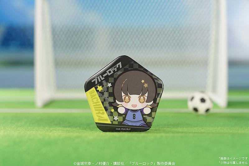 徽章特寫：藍色監獄HUGGY系列，蜂樂回Q版人像，穿著藍色球衣。