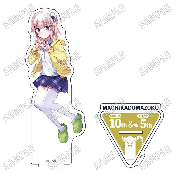 「街角魔族」週年BIG立牌，千代田桃身穿黃色外套，雙手擺出愛心姿勢。