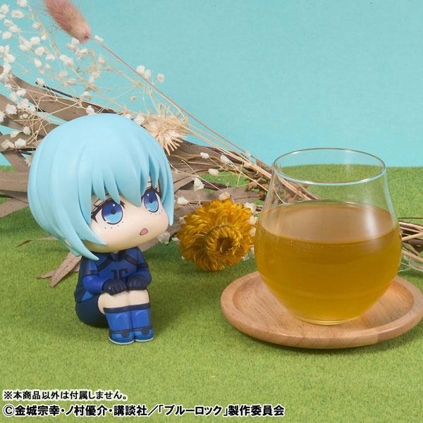 [預訂] LookUp 藍色監獄 冰織羊 完成品模型，坐姿展示，旁有飲品。