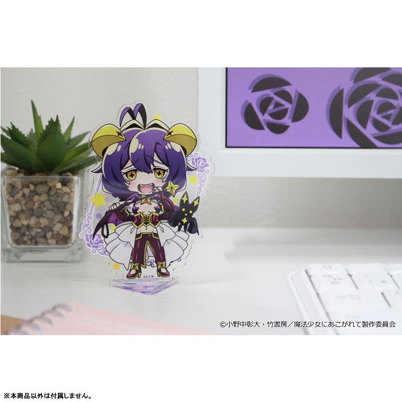 [預訂] 夢想成為魔法少女 瑪吉雅邪惡 立牌，角色手持法杖的Q版造型。