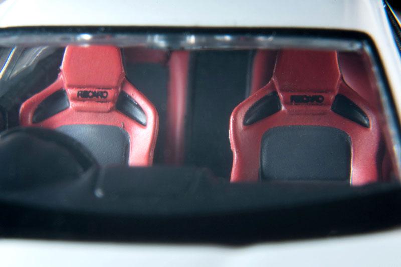 Tomica Limited Vintage Neo LV-N314e Mazda RX-8 Spirit R (白) 內裝，紅色Recaro賽車座椅特寫。