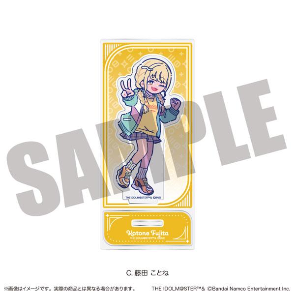 「學園偶像大師」藤田琴音立牌，角色擺出V字手勢。