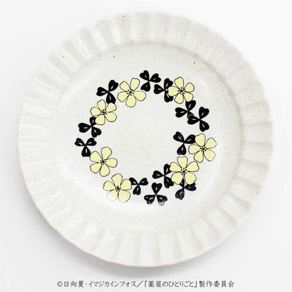 美濃燒宵夜盤，白色底盤，中間有花朵圖案。