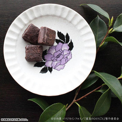 [預訂] 藥師少女的美濃燒宵夜盤，壬氏設計，上有紫色花朵圖案，擺放著三塊深色甜點。