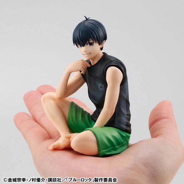 [預訂] 藍色監獄 手掌潔世一 完成品模型，坐姿，手托模型展示。