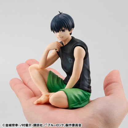 [預訂] 藍色監獄 手掌潔世一 完成品模型，坐姿，手托模型展示。