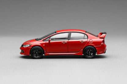1/64 本田 Civic (FD2) 無限 RR 紅色模型車，側面視圖。