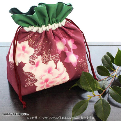 [預訂] 藥師少女的獨語 貓貓抽繩袋，勃艮第酒紅色袋身，印有花卉圖案，綠色束口。