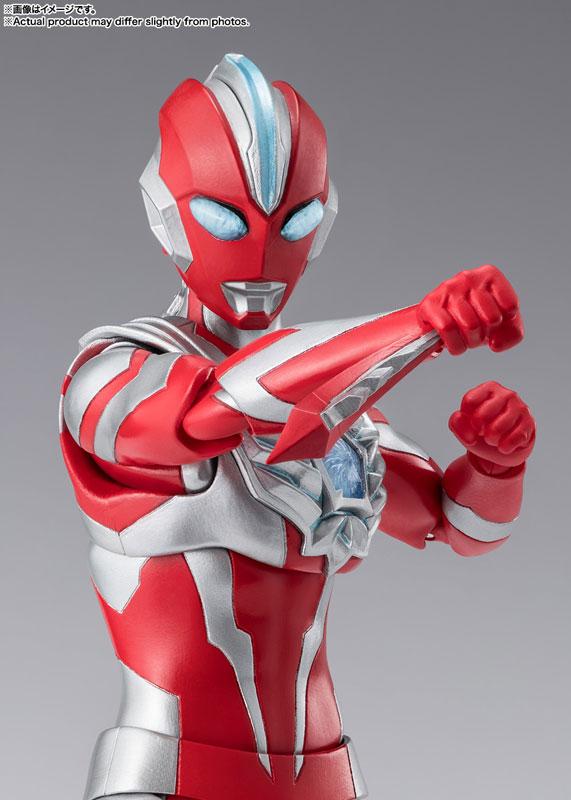 S.H.Figuarts 超人歐米茄公仔擺出戰鬥姿勢。