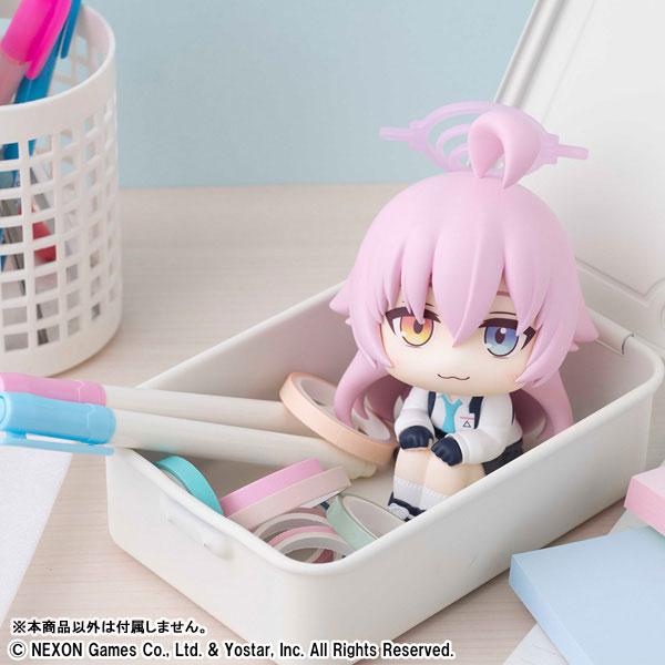 [預訂] 蔚藍檔案 星野 完成品模型，粉色頭髮角色坐姿於白色收納盒內。