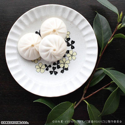 [預訂] 藥師少女的獨語 美濃燒宵夜盤，貓貓圖案盤子上放著三個小籠包。