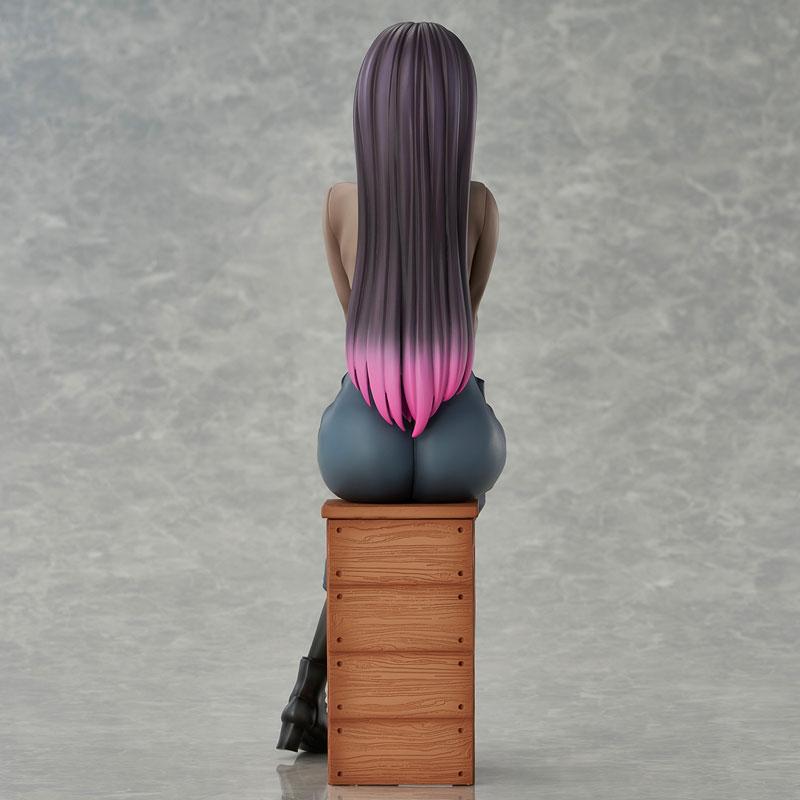 [預訂] 美術部的麗香老師完成品模型，背面視角，長髮及腰，坐在木箱上。