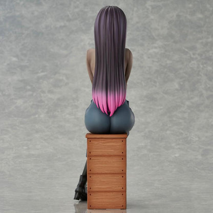 [預訂] 美術部的麗香老師完成品模型，背面視角，長髮及腰，坐在木箱上。