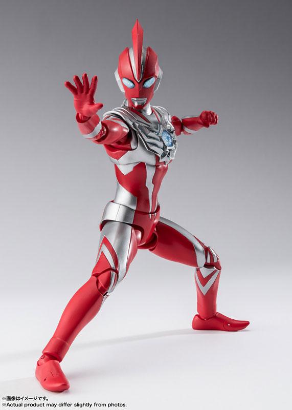 S.H.Figuarts 超人歐米茄可動人偶，擺出動態姿勢。