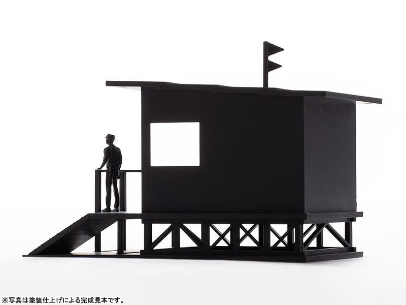 金曜Roadshow模型：黑色瞭望台建築，頂部有旗幟，旁邊站立一個人偶。