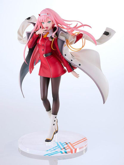 《DARLING in the FRANXX》零二 1/7 比例完成品模型，紅色制服，粉色頭髮，白色外套飄逸造型。