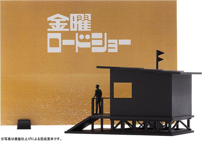 [預訂] 金曜Roadshow模型：黑色小屋及人物剪影，背景金色文字。