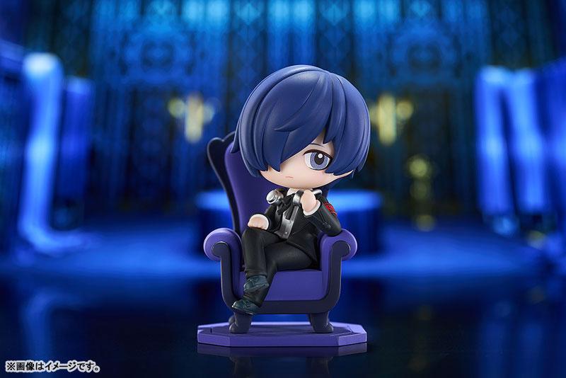 [預訂] Qset+ 女神異聞錄3 Portable P3P主人公 完成品模型，坐於紫色椅子上。