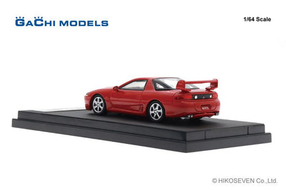 1/64比例三菱GTO (1998) 熱情紅模型車，展示於黑色底座上。