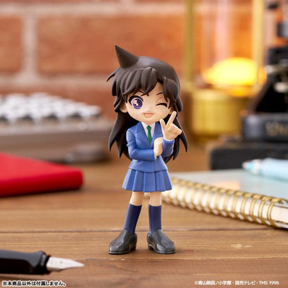 [預訂] PalVerse 名偵探柯南vol.1人偶，制服造型，俏皮眨眼並比出勝利手勢。