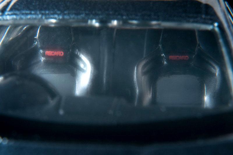 Tomica Limited Vintage Neo Mazda RX-8 TypeRS (灰色)內裝，可見Recaro座椅。
