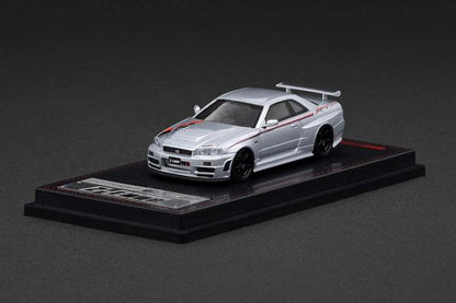 1/64 Nismo R34 GT-R Z-tune銀色模型車，展示底座。