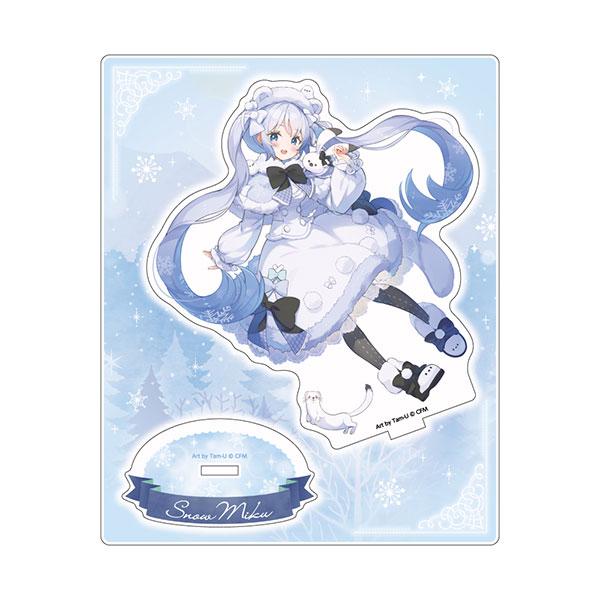 [預訂] 雪未來×霧花 立牌：雪未來穿著冬季服裝，手持霧花玩偶的壓克力立牌。