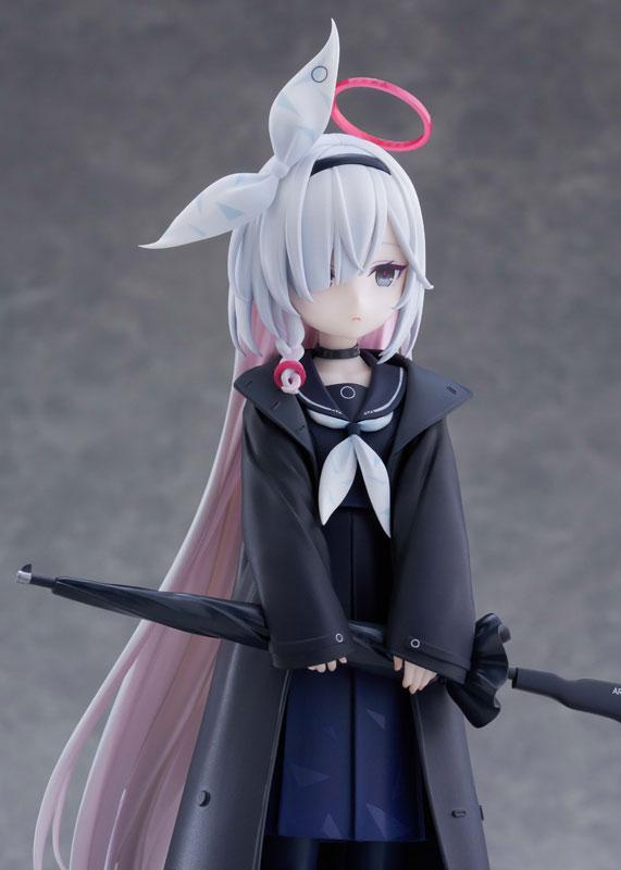 [預訂] 蔚藍檔案 星奈 1/7 完成品模型，手持雨傘，身穿外套。