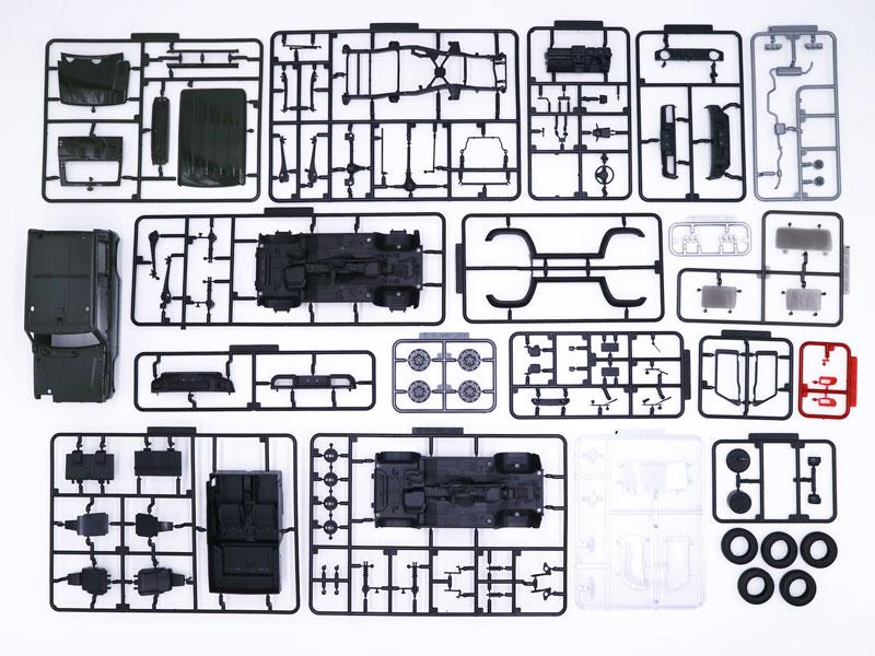 1/24 鈴木Jimny JB74 (JC/叢林綠) 模型零件組，包含車身、底盤、輪胎等。